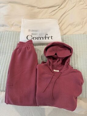 COMFRT BERRY Airplane Mode Hoodie (size M) & Jogger (size S) Set